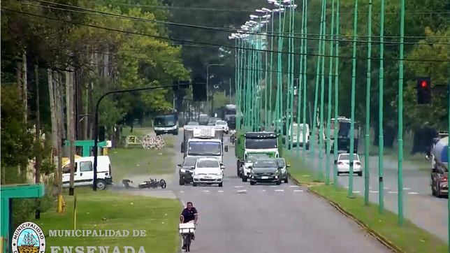 impactante choque entre una camioneta y un motociclista en ensenada