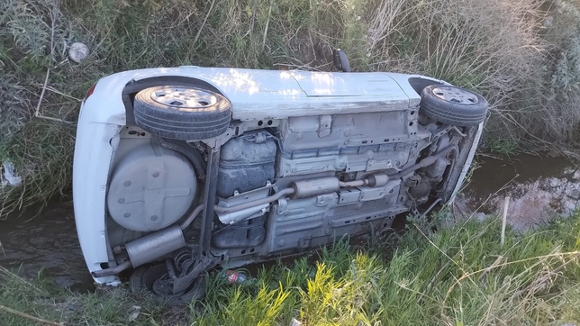 un conductor borracho perdio el control, volco y termino en una zanja