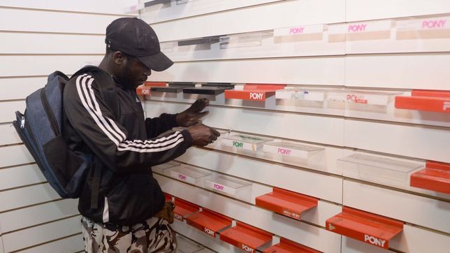 comenzaron a relocalizar a los vendedores ambulantes en galerias y paseos de la plata