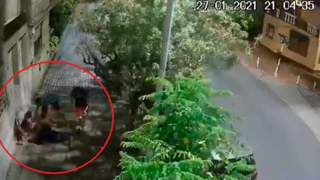 Violento robo a una joven: la tiraron al piso entre cuatro hombres