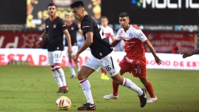 estudiantes visita a argentinos para mantener viva la ilusion de clasificar a la sudamericana