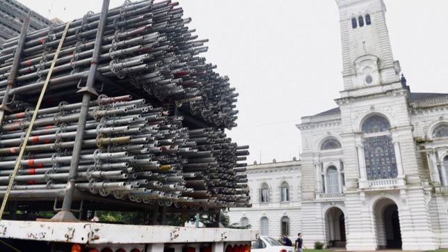con el armado del escenario, ya comienza a palpitarse el aniversario de la plata