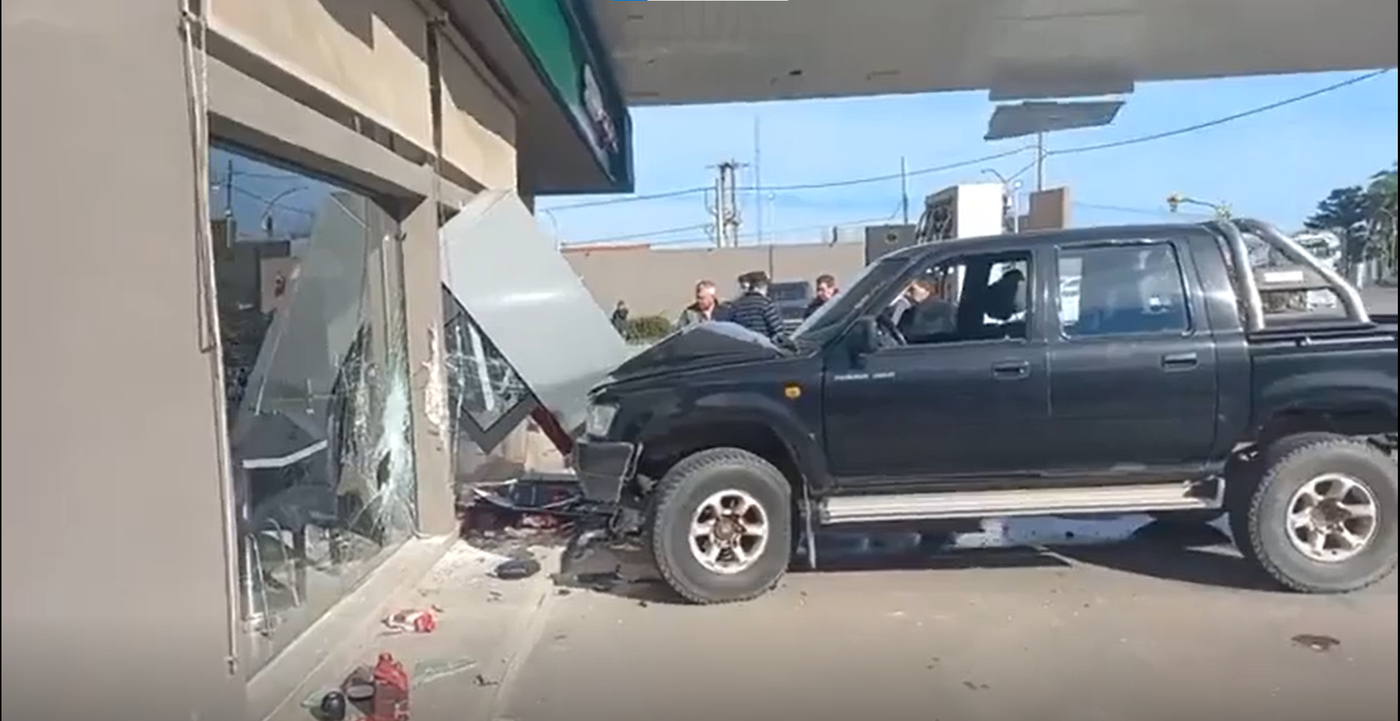 La Toyota Hilux terminó chocando contra el vidrio del shop de la estación de servicio. El conductor fue detenido por la Policía de Santa Fe. La Toyota Hilux terminó chocando contra el vidrio del shop de la estación de servicio. El conductor fue detenido por la Policía de Santa Fe.
