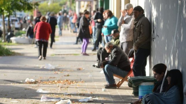 los bancos abriran sabado y domingo tras las largas filas para cobrar jubilaciones y auh