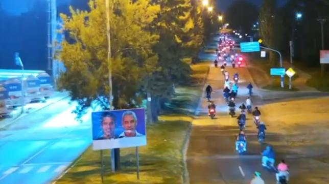 el impactante video que muestra como entra a berisso una banda de 50 motoqueros