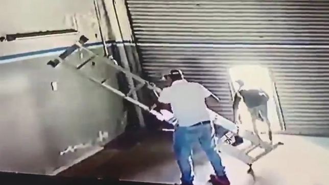 video: forzaron la puerta de un galpon de la plata, se metieron y lo saquearon