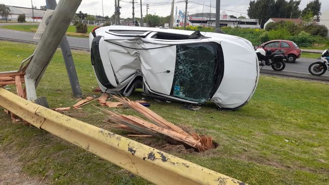 impactante choque y vuelco en el distribuidor pedro benoit