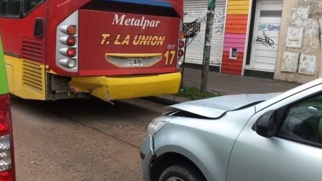 una joven termino en el hospital tras un extrano accidente entre un auto y un micro