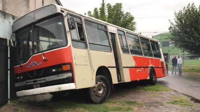salieron a robar en un transporte escolar, lo estrellaron y escaparon por los hornos