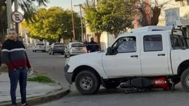 accidente fatal en la region: un joven murio tras chocar con una camioneta