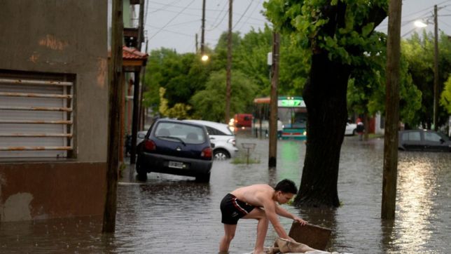 hay zonas de la ciudad que estan anegadas y sin luz en medio de una lluvia que no para