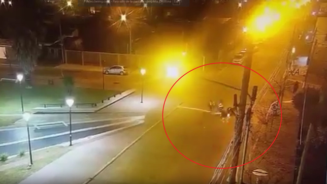 violento choque de motos a toda velocidad en ensenada: dos jovenes sufrieron graves heridas