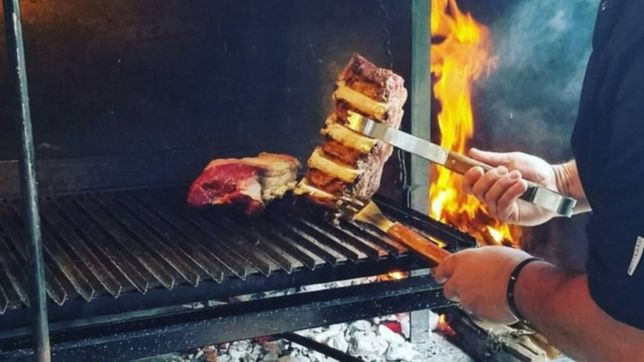 ayudantes, delivery y limpieza: todos los puestos que buscan para una parrilla de la plata
