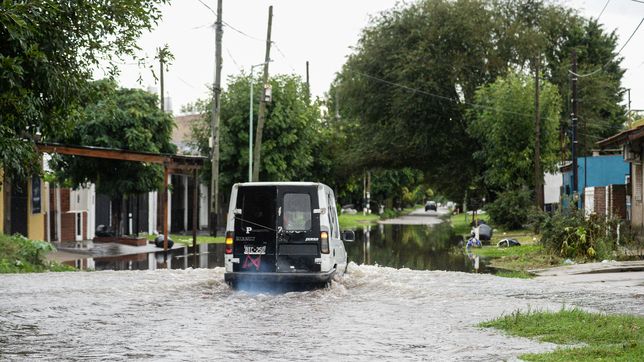 evacuaron a vecinos de berisso en medio de la intensa tormenta