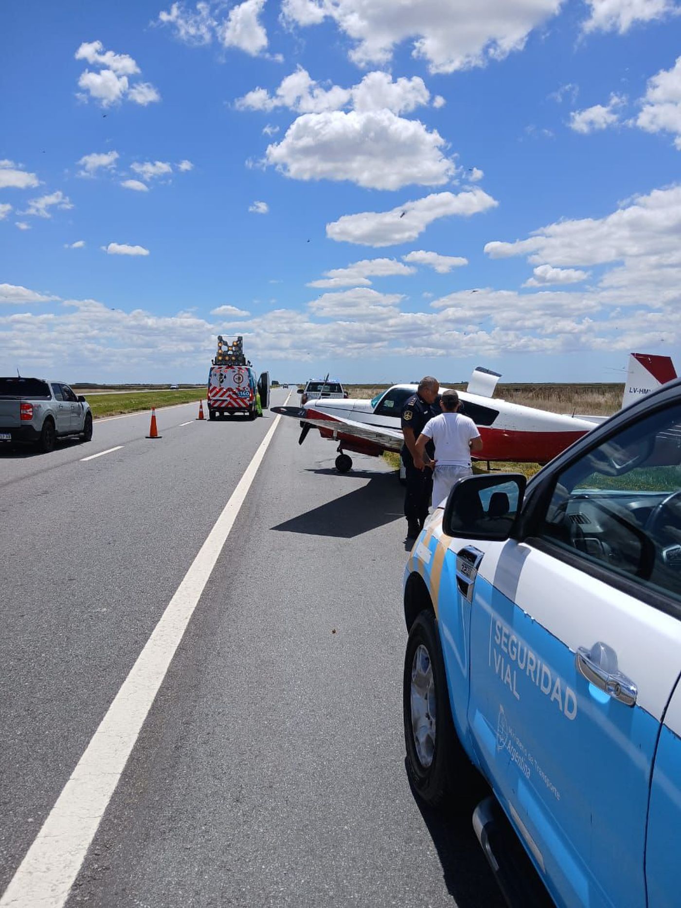 El avi&oacute;n que aterrizo de emergencia en la Ruta 56, a la altura del kil&oacute;metro 33