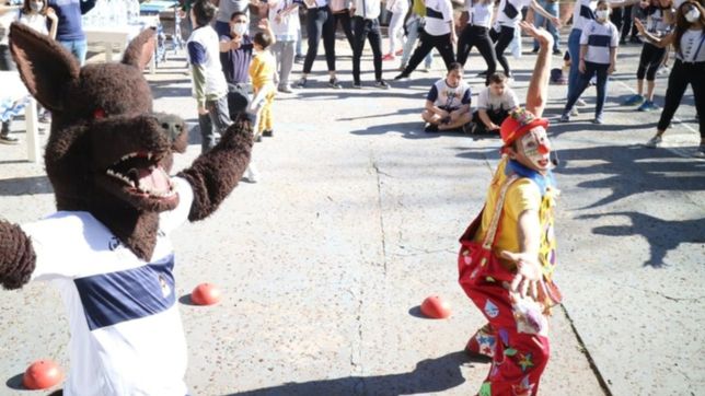 el lobo prepara un guiso popular y gratuito para festejar su 135° aniversario