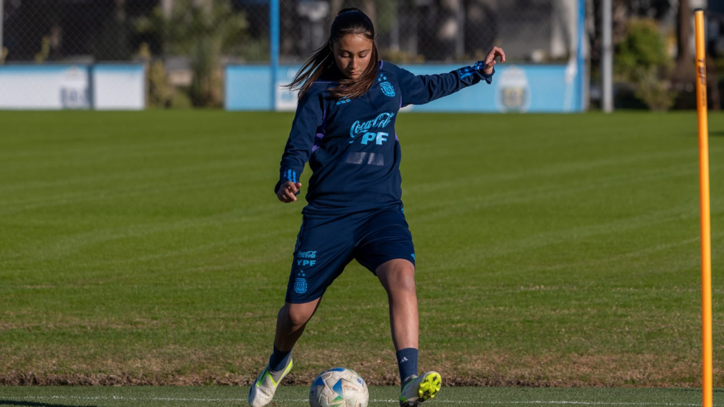 La historia de vida de Catalina, la futbolista platense con compromiso social que brilla en River y la Selección