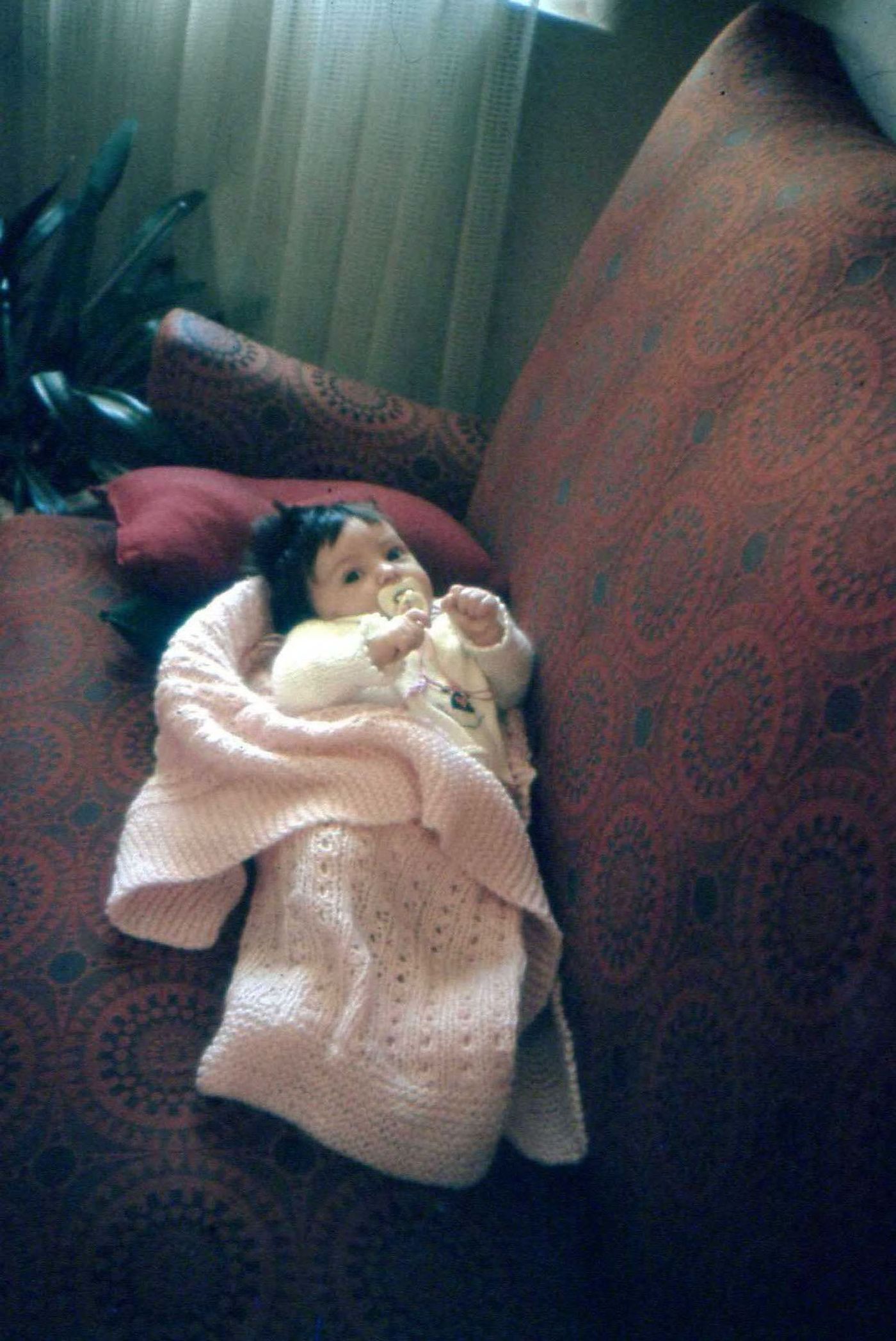 Clarita en el sillón de la casa de la abuela Chicha, a donde la llevaban todos los miércoles y sábados