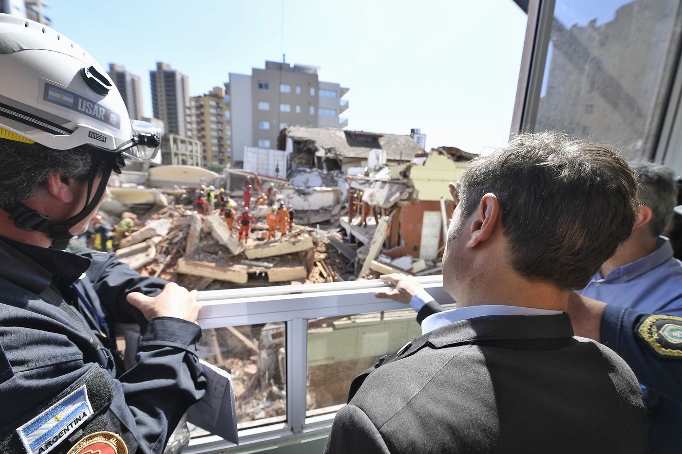 Axel Kicillof en su recorrida por la zona del derrumbe en  Villa Gesell
