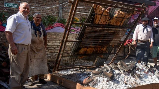 cinco asadores cocinaron una vaca a la reja en pleno centro platense