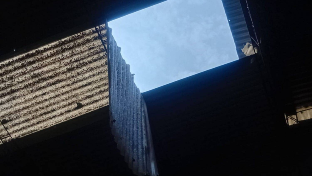 Un obrero murió en Ensenada tras caer al vacío por el desprendimiento de una chapa