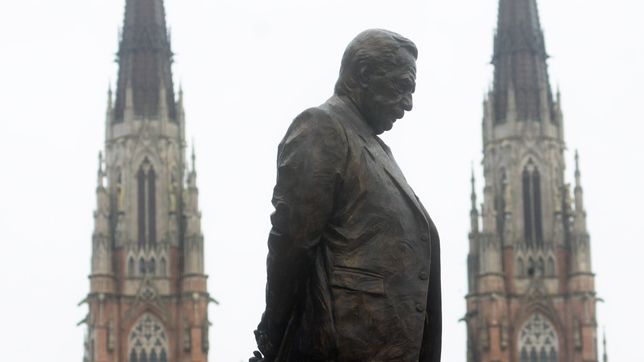 en dos dias, a la estatua de alfonsin le sacaron una placa y le dejaron un mensaje pegado