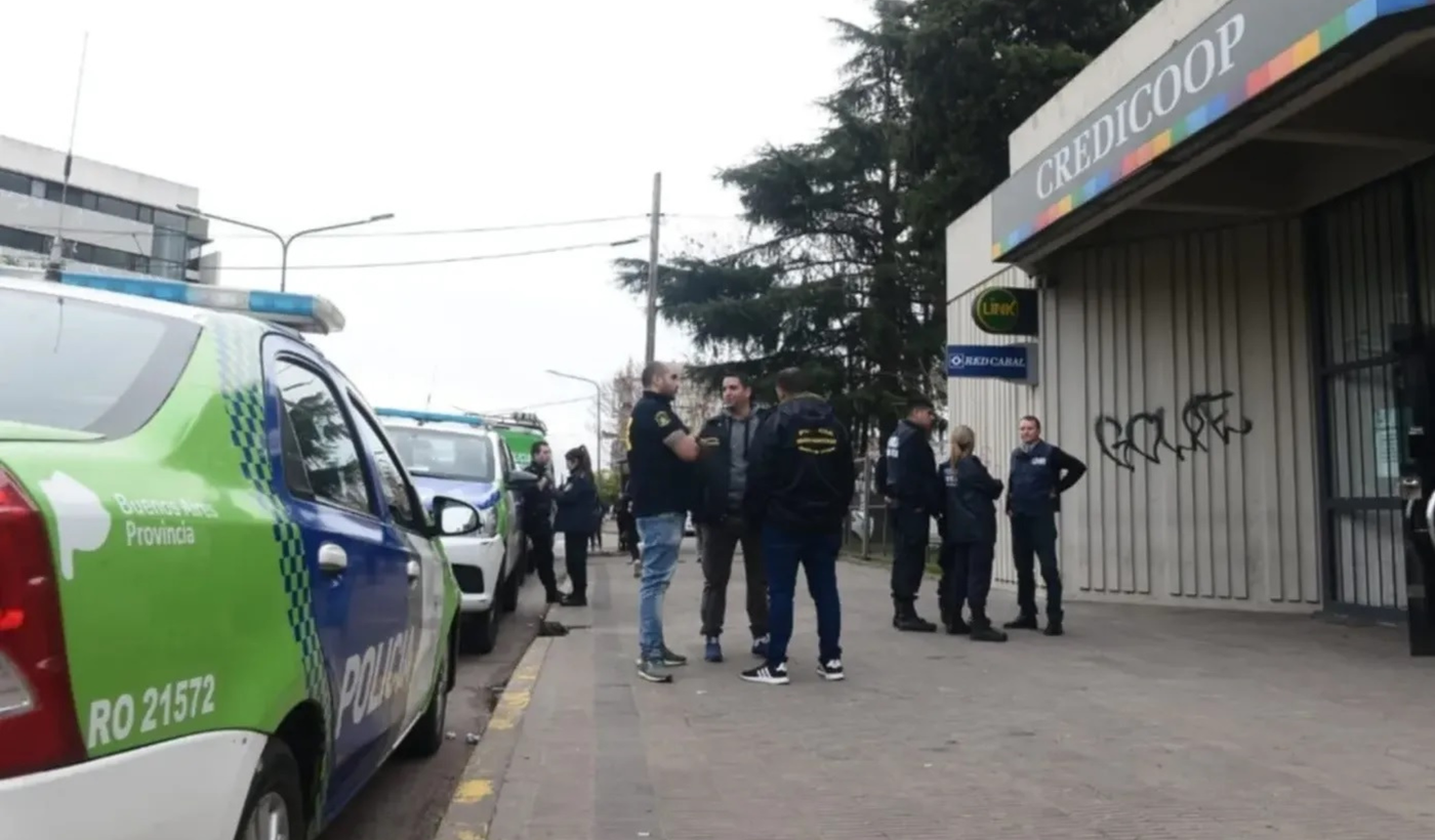 Golpe comando, tensión y fuga: así fue el ataque al Banco Credicoop de La  Plata