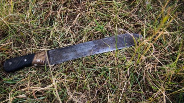 feroz pelea vecinal en berisso: se enfrentaron con un machete y una lanza