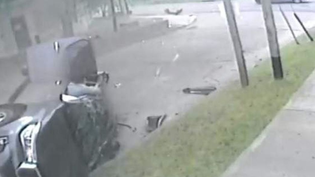 VIDEO: En medio de un raid, volcaron con una camioneta y escaparon robando otro auto