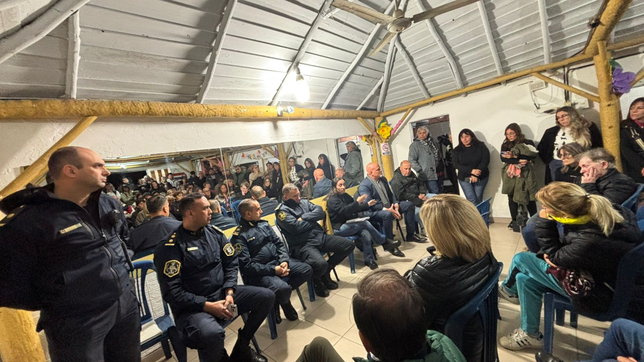 tensa reunion de vecinos del oeste de la plata y promesa de medidas contra la ola de delitos