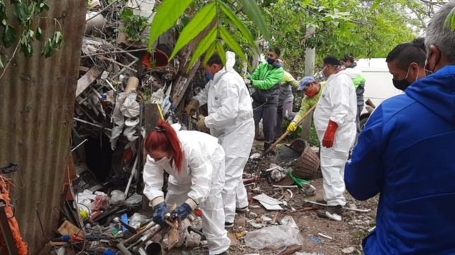 van a limpiar la casa de un acumulador de basura en los hornos durante una semana