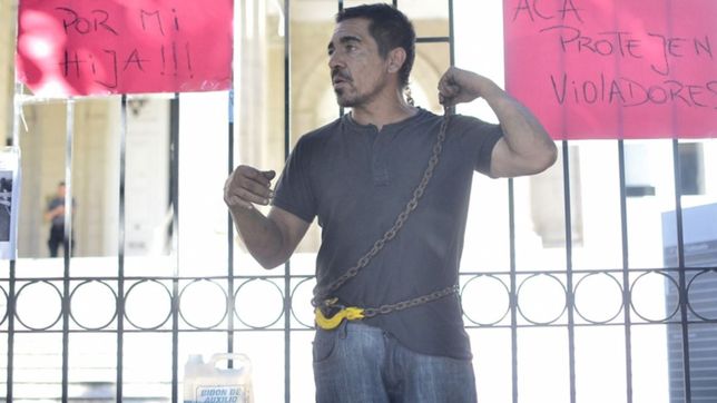 denuncio que abusaron de su hija, se encadeno a la fiscalia y amenazo con prenderse fuego