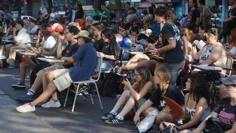 Convocan a una clase pública frente a la casa de Manuel Adorni en La Plata en señal de protesta