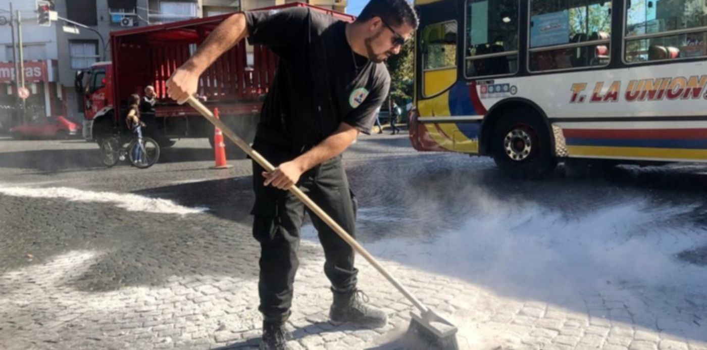 Derrame de grasa en Plaza Italia