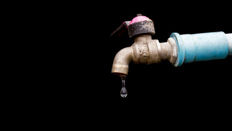 Dos cuadras de Gonnet están sin agua desde hace días y vecinos aseguran que ABSA no puede explicar la razón