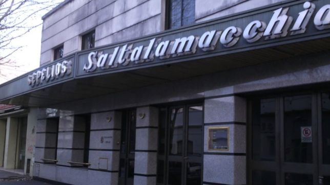 pinas, patadas y amenazas en una pelea familiar frente a una funeraria de la plata