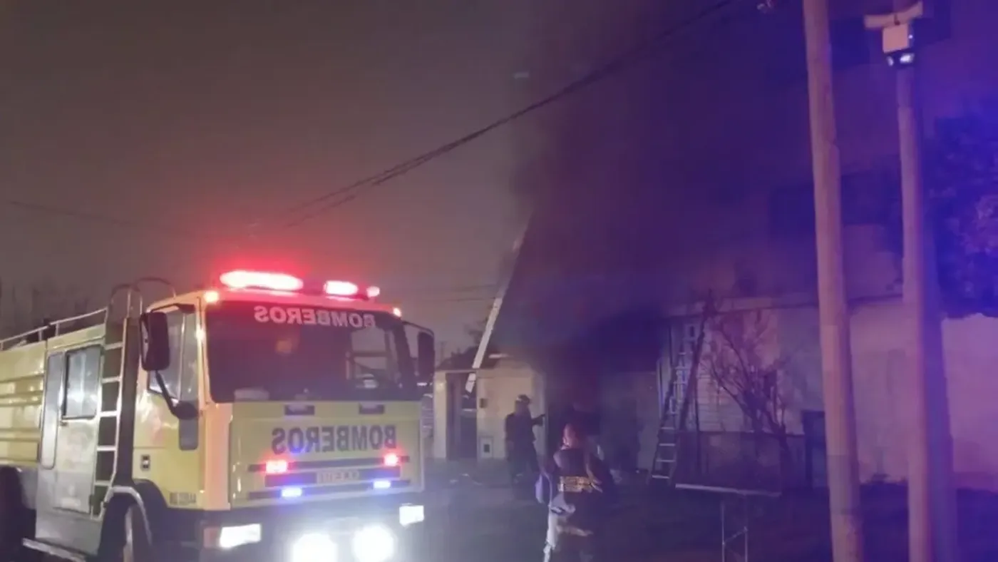 Los bomberos voluntarios de Los Hornos trabajaron en el incendio para evitar que llegara al departamento de la planta alta.