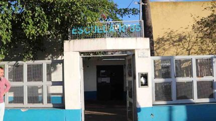 Entraron a robar a una escuela de Los Hornos y dejaron a los chicos sin desayuno ni almuerzo