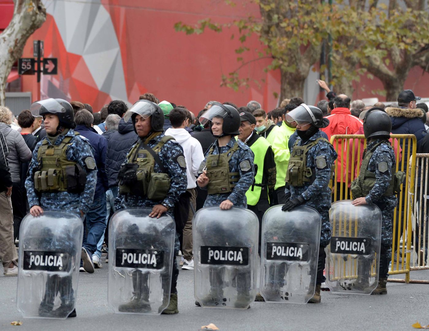 Estudiantes operativo policial (3).JPG