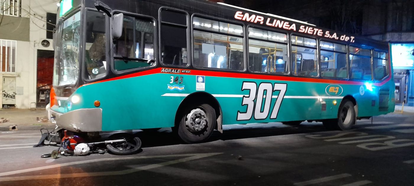 Un micro de la línea 307 que circulaba en pleno centro de La Plata  atropelló a un delivery