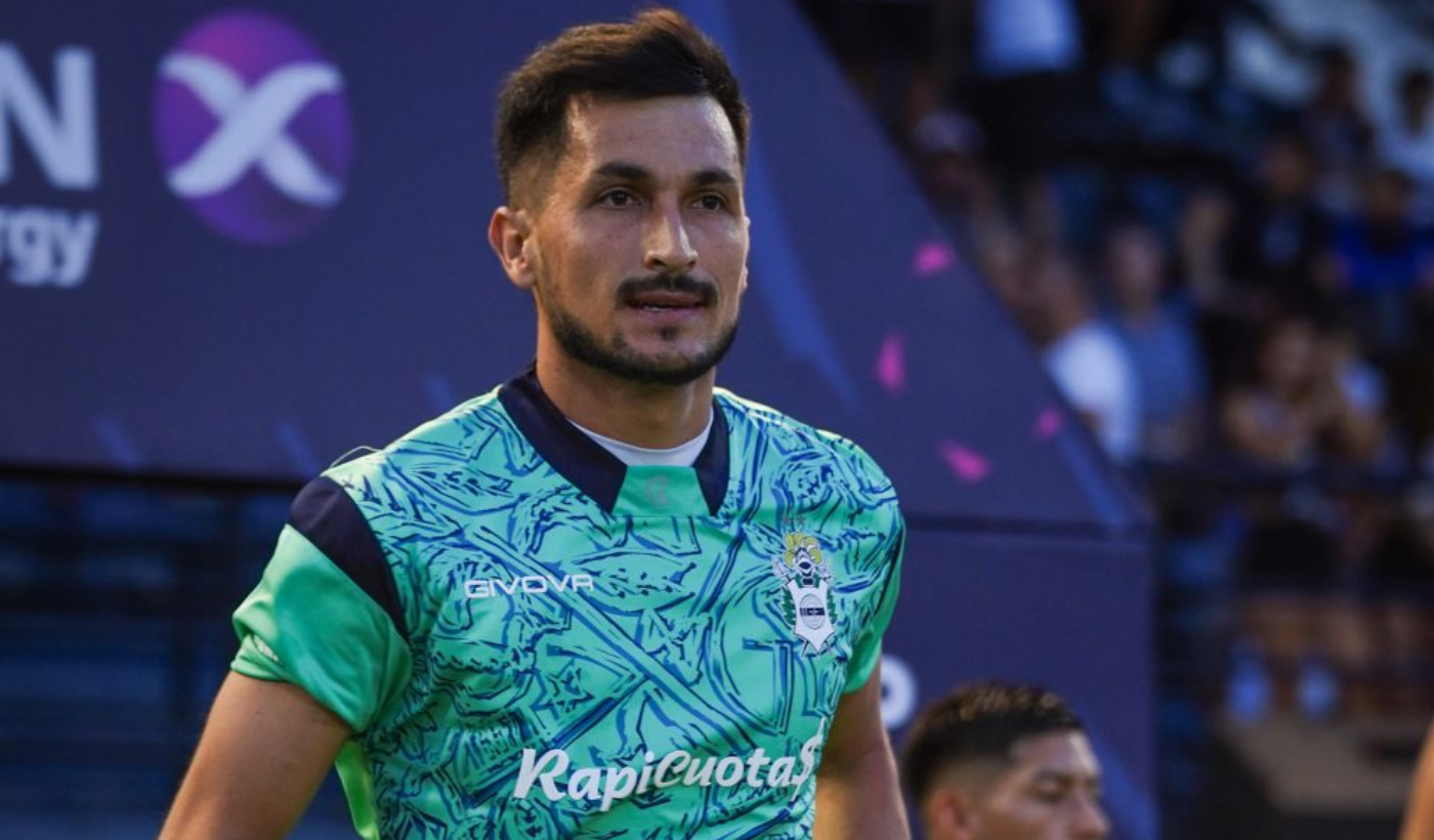 Marcos Ledesma, incorporado en este mercado de pases, aguarda por su oportunidad en el banco de suplentes.