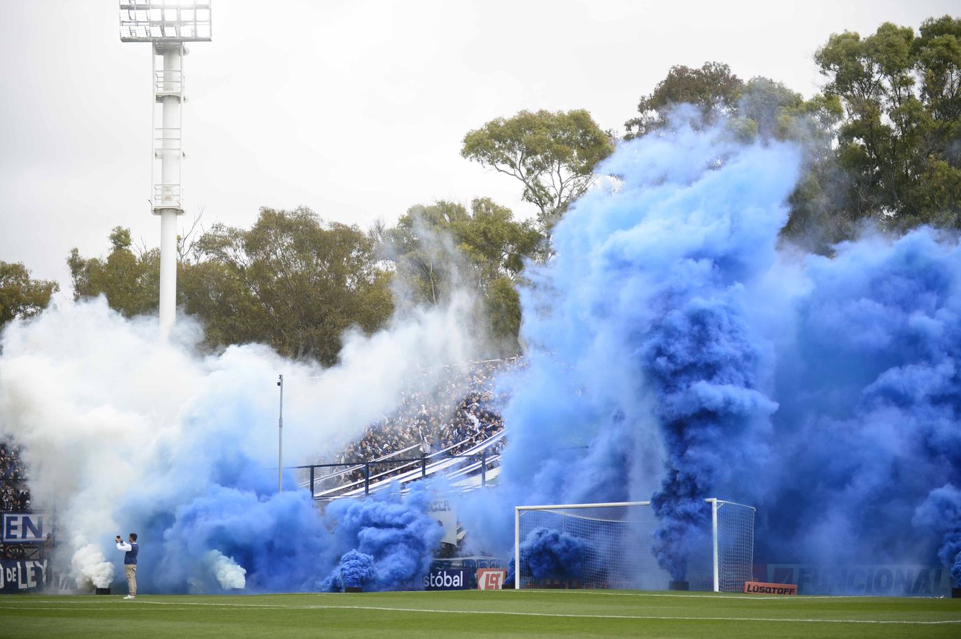 Gimnasia Lanús hinchada Bosque