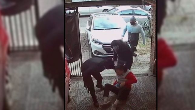 charlaba con una vecina en la puerta de la casa, lo sorprendieron y le robaron $180.000