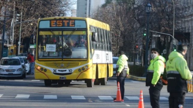 cuarentena estricta en la plata: el uso del transporte publico bajo casi a la mitad