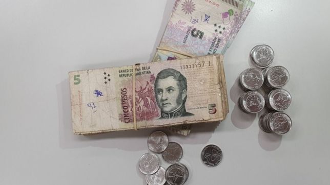 a sacarselos de encima: en un dia ya no se podran usar los billetes de 5 pesos