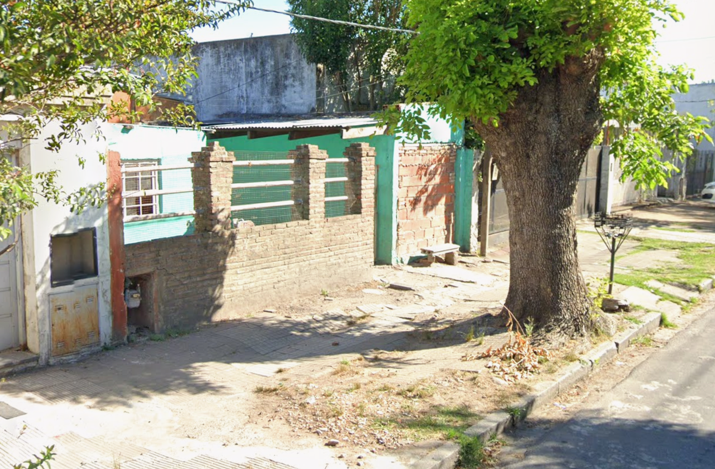 La casa antes del incendio que dejó el terreno en disputa en Ensenada