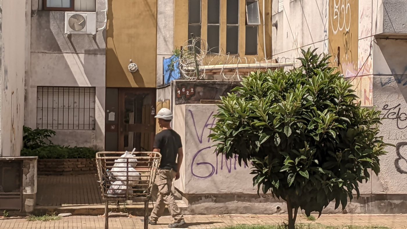 Los vecinos apuntaron a los presuntos falsos operarios que se mueven por La Plata y encendieron las alarmas.