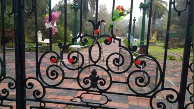 asi amanecio la puerta del zoologico de la ciudad tras la muerte de pelusa