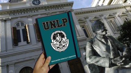 Tras el éxito de los buzos de la UNLP, ahora llegaron los cuadernos y anotadores con su logo