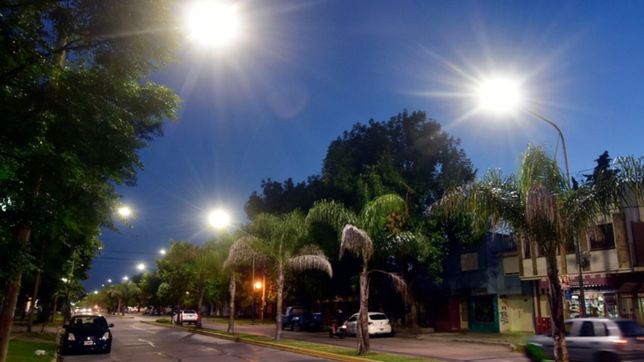 instalan columnas y luces led para mejorar el alumbrado publico en tolosa